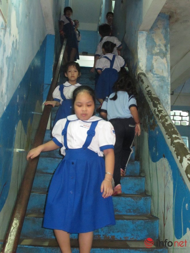 Mỗi lần tan học, các lớp phải xếp hàng, đợi nhau vì hành lang quá hẹp.