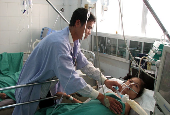 Anh Nhựt dịu dàng chăm sóc vợ ở phòng cấp cứu.