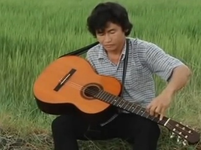 Clip quai kiet mot tay choi guitar dieu luyen hinh anh