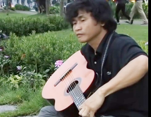 Quai kiet guitar mot tay don tim cong dong mang hinh anh