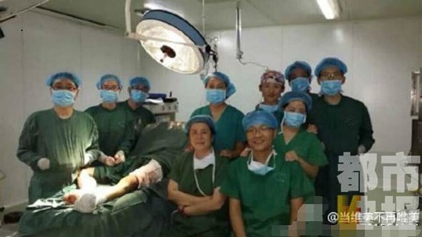 Một số bác sĩ tháo cả khẩu trang để chụp ảnh.