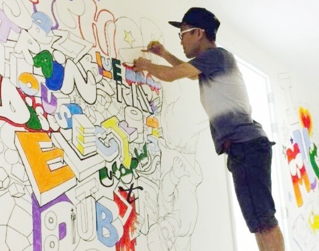 Chang nhan vien cang tin ve tranh tuong song dong hinh anh