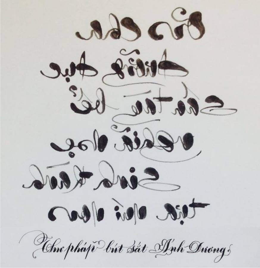 Thầy giáo xứ Kinh Bắc viết chữ thư pháp nét ngược.