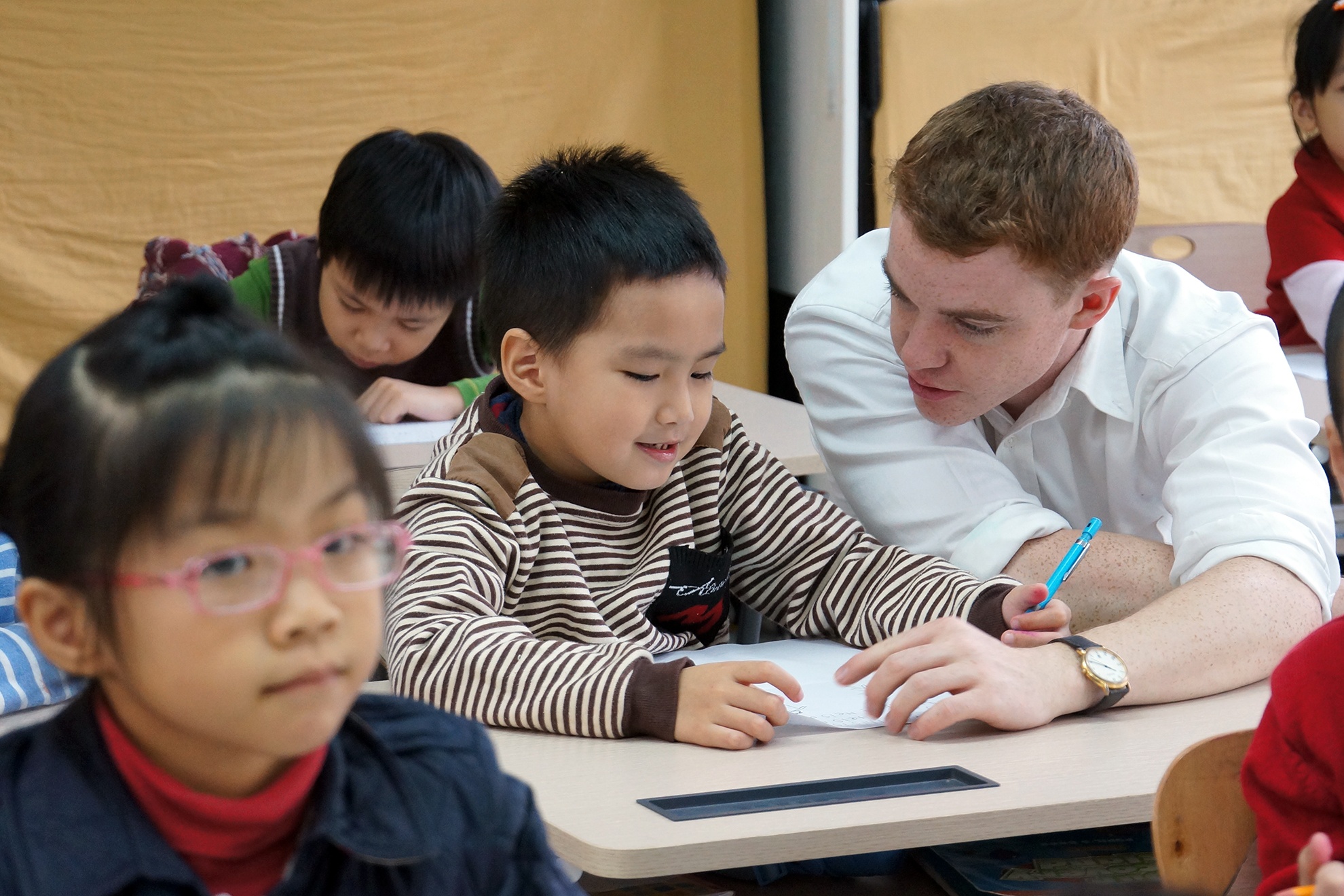 Giờ học tiếng Anh với giáo viên nước ngoài của học sinh lớp 2 khối tiểu học.