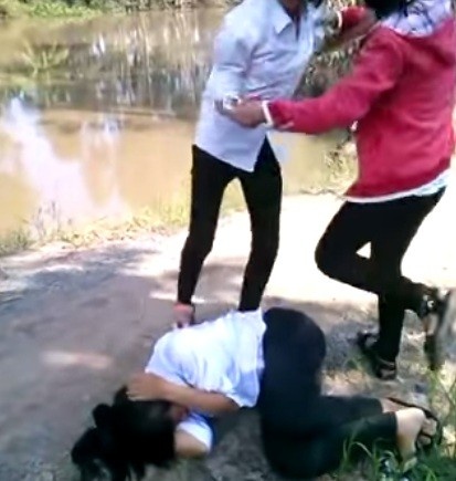 Nữ sinh kéo lê bạn trên đường.