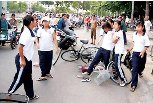 Hình ảnh học sinh bạo lực.