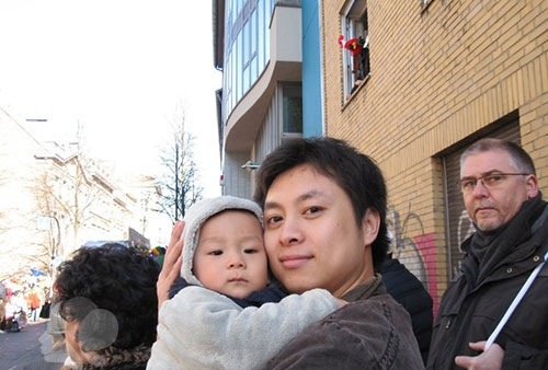 Thành Vinh chụp ảnh cùng cậu con trai.