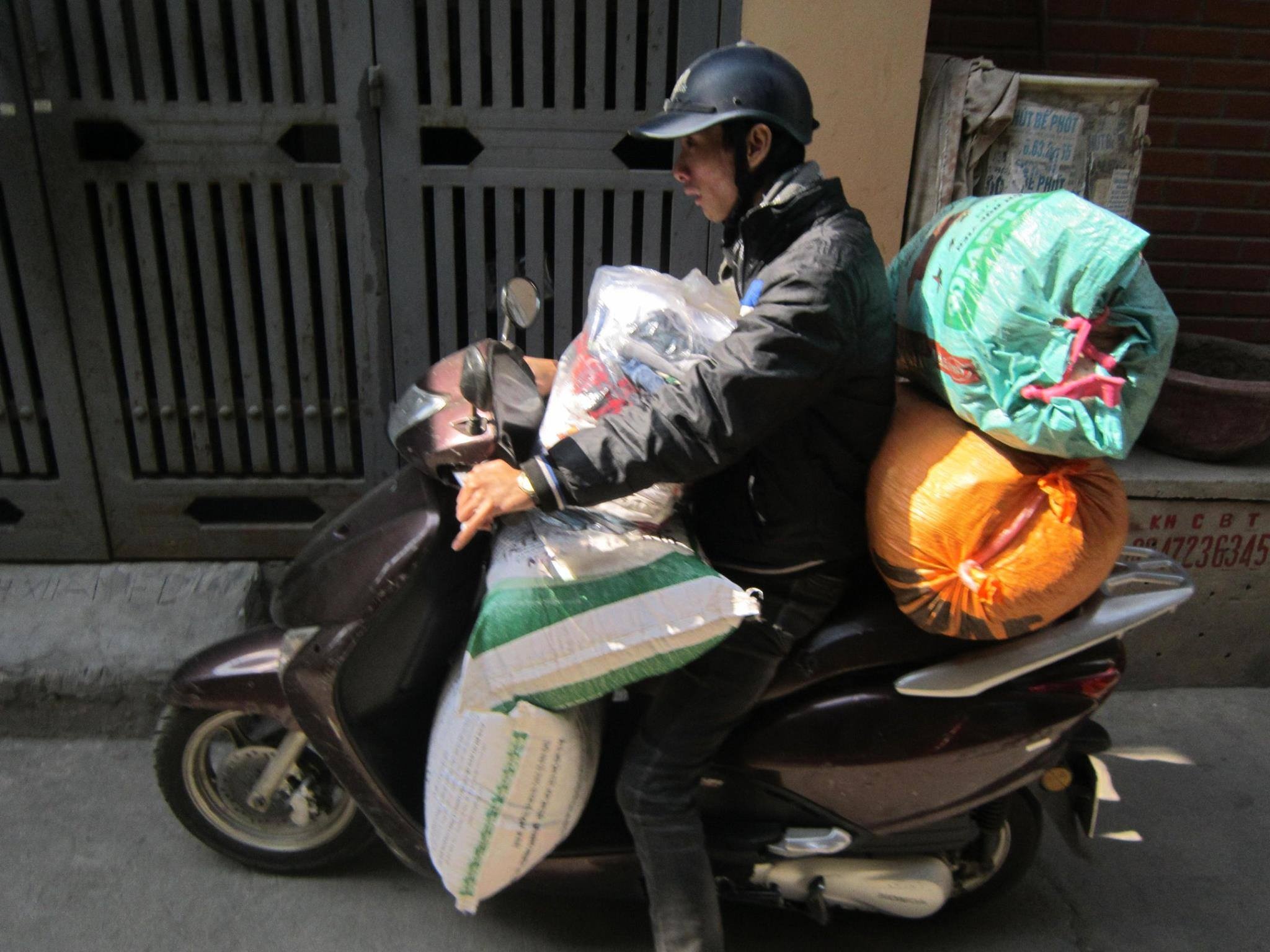 Clip VTV ve nam sinh chay xe om lam tu thien hinh anh