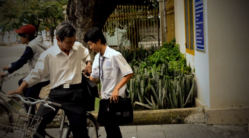 Hình ảnh thầy Chánh chở học trò về.