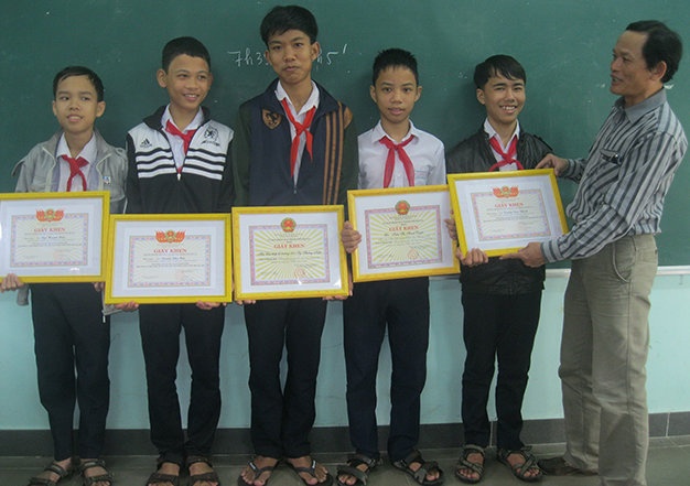 Năm học sinh lớp 9 nhận giấy khen “Người tốt việc tốt” của Phòng GD-ĐT TP Hội An.