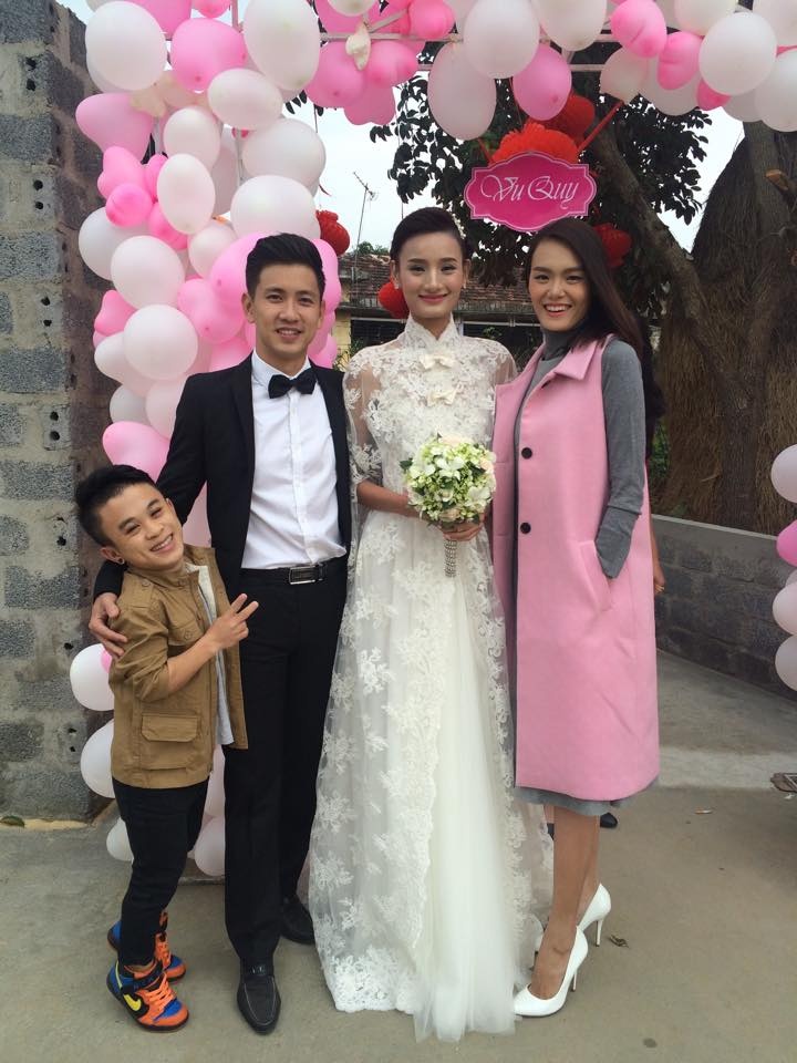 Hình ảnh chú lùn Xuân Tiến khi đứng cạnh hai người mẫu.