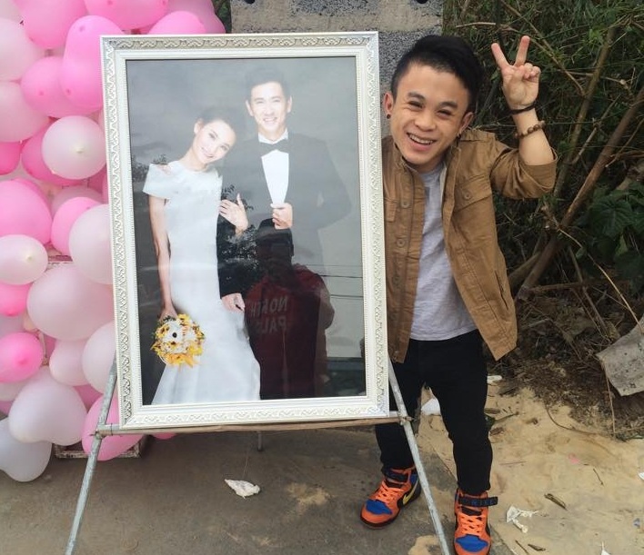 Chú lùn hồn nhiên tạo dáng theo phong cách hài hước.