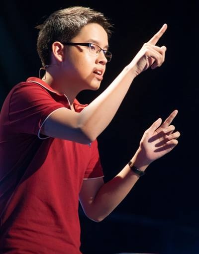 9X vua tra loi vua 'chem tay' hinh anh