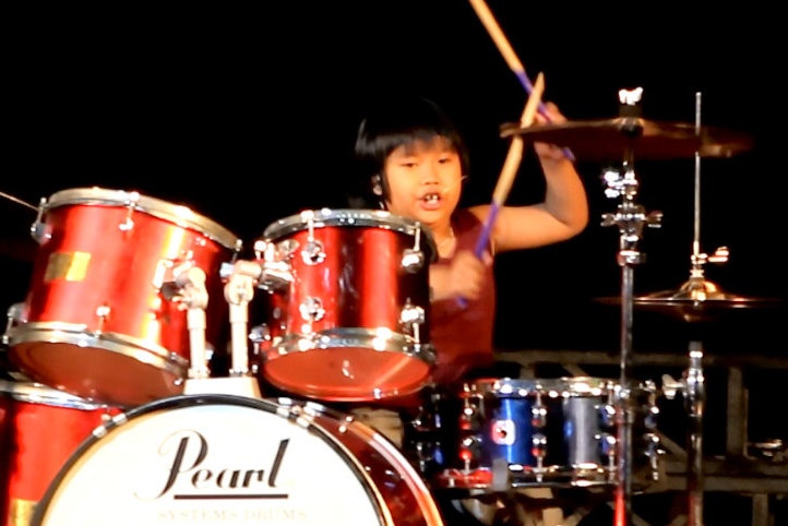 Clip cau be 7 tuoi choi trong khien BGK ne phuc hinh anh