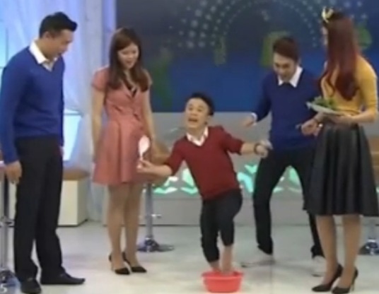 Chu lun Xuan Tien hat 'Mot con vit' trong thu thach eo le hinh anh