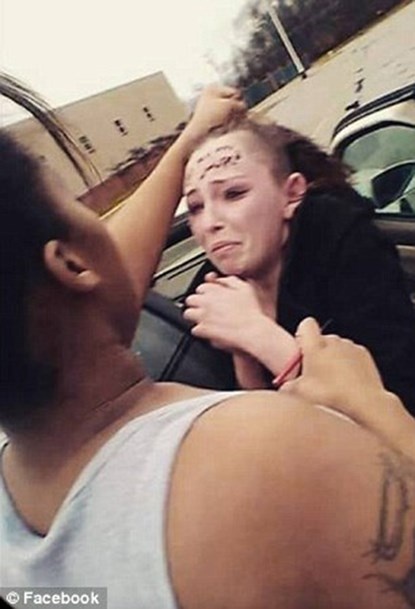 Mặc cho  cô gái khóc lóc van xin, nhóm phụ nữ vẫn hành hung cô dã man, sau đó quay lại và tung lên mạng.