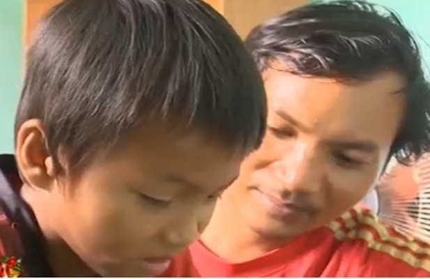 Hoc sinh lop 3, 4 chua biet doc van len lop hinh anh