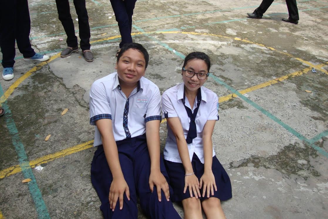 Nu sinh ra duong thay chuyen bat binh chang tha hinh anh