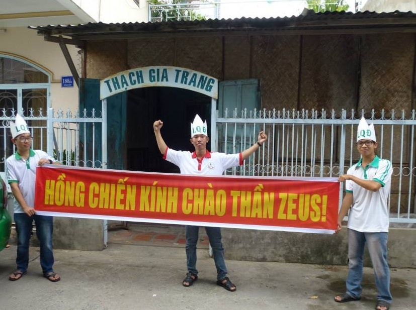 Hồng Chiến và bạn bè trước khi bắt đầu trận đấu.
