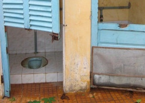 Nha ve sinh o truong: do, hoi den hai hung hinh anh