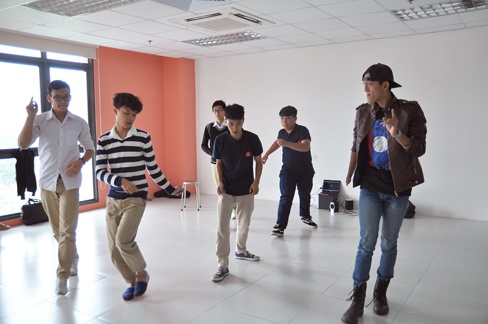 Quang đang dựng bài cho các em học sinh.