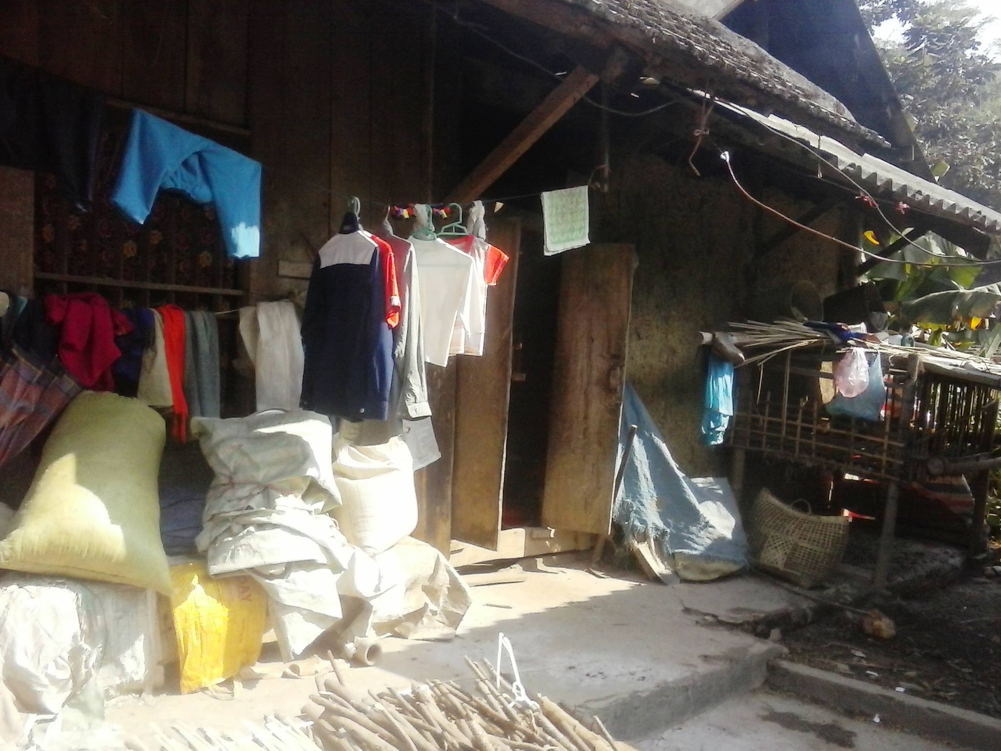 Hoàn cảnh gia đình khó khăn của em.