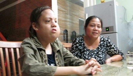 Người mẹ nghèo đưa con tới nhà người bác chơi và mong mỏi hiến tặng con cho y học nghiên cứu.