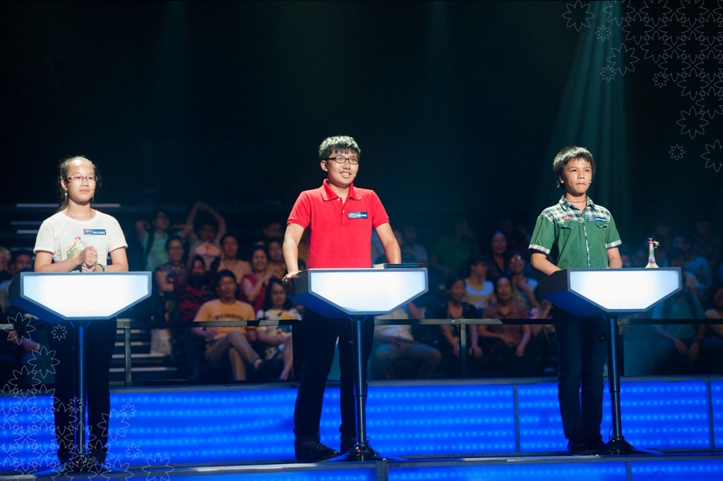 Ba thí sinh bước vào màn đấu trí căng thẳng.