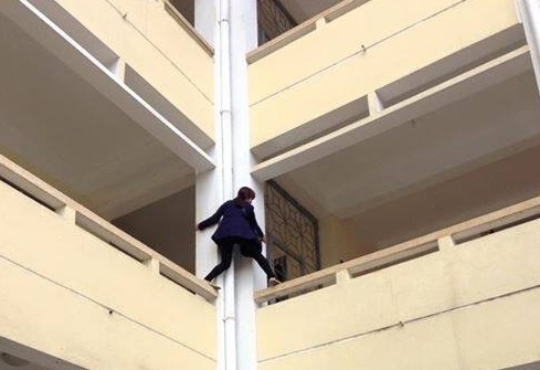 Nu sinh lieu linh lam nguoi nhen tren lau cao hinh anh