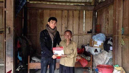 Ngọc trong chuyến đi trao quà từ thiện tại Minh Hóa, Quảng Bình.
