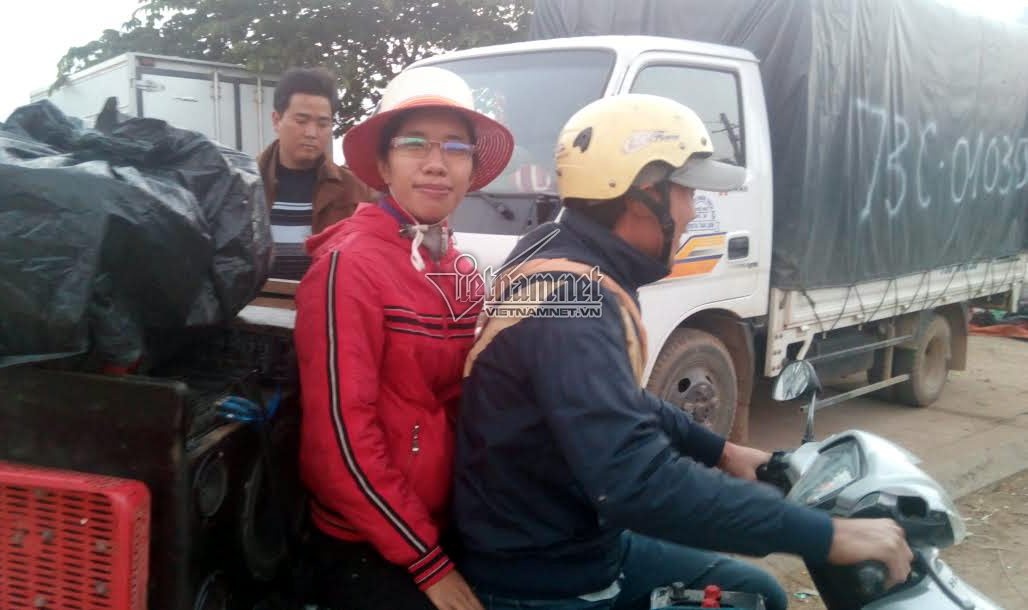 Sau mỗi nơi, 2 người lại di chuyển đi nơi khác bằng xe máy.