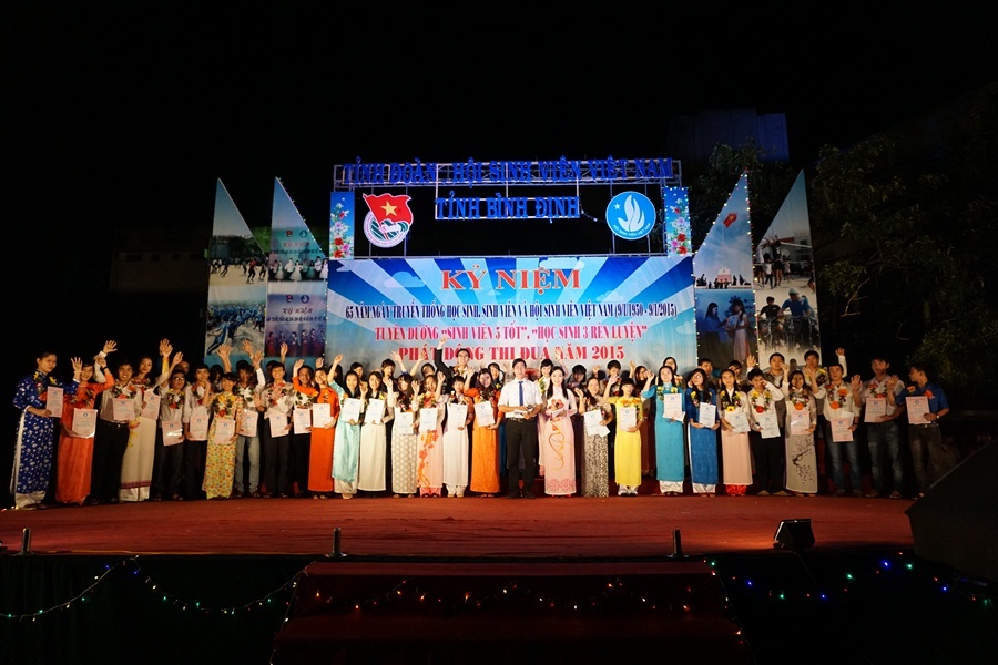 Tuyết Trinh đạt giải sinh viên 5 tốt.