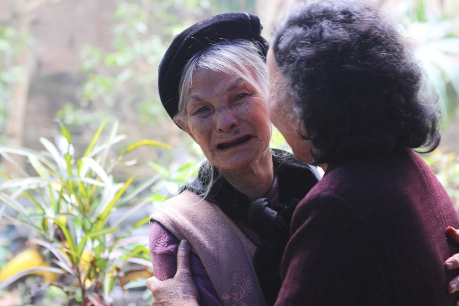 Nước mắt nghẹn ngào trong lễ tang chị Loan.