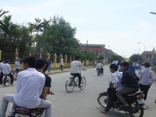 Phu huynh cam ket khong giao xe may cho con trong dip Tet hinh anh