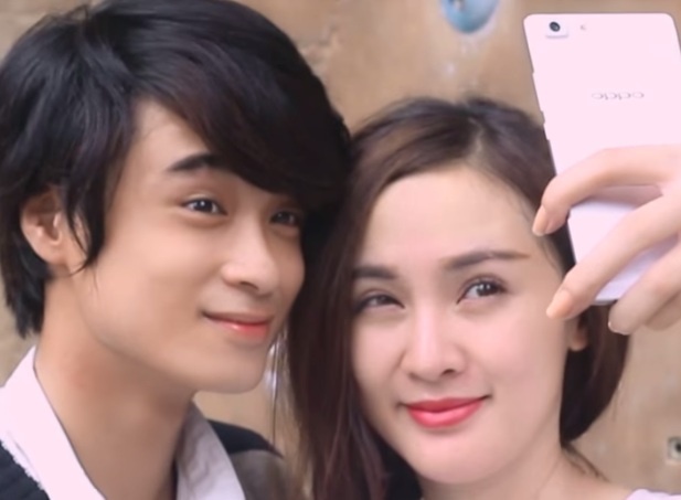 Kelly dong tinh dua lech voi hot boy hinh anh