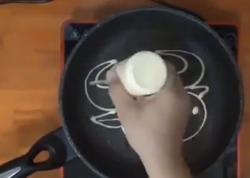 Co gai co biet tai ve tren chao nong hinh anh