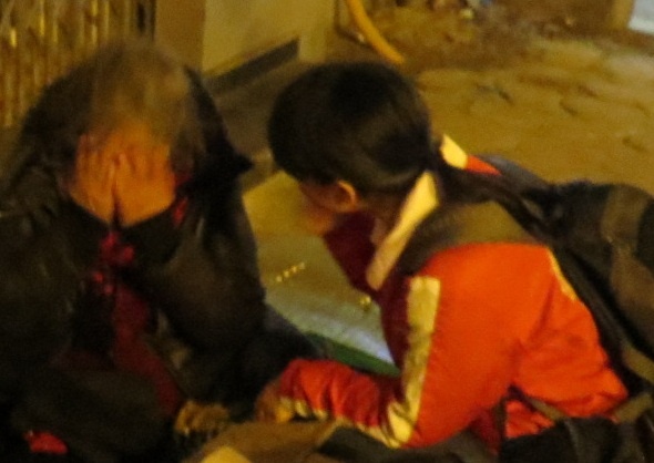 Nguoi vo gia cu om mat khoc khi nhan ao am tu sinh vien hinh anh