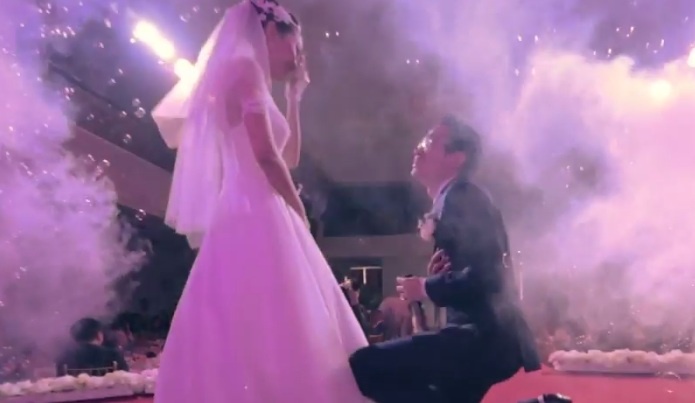 Cô dâu bật khóc trước sự xuất hiện của chú rể. 