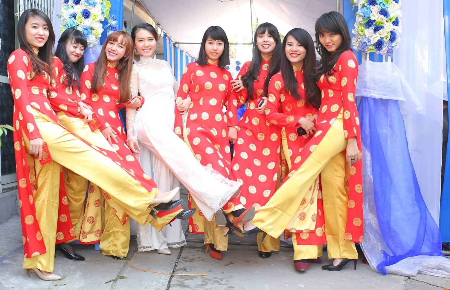 Đội hình nhà  cô dâu trong lễ ăn hỏi.