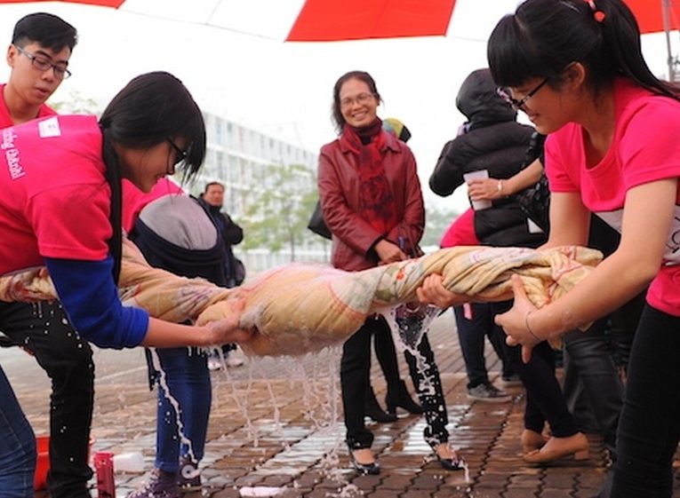 Teen nau com, giat quan ao, don dep ngay trong truong hoc hinh anh