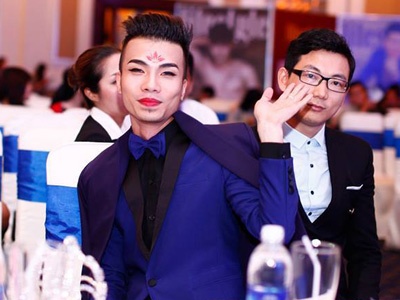 Kenny Sang nhan giai Hot Facebooker bi nem da nhieu nhat hinh anh