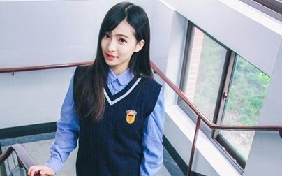 Nu sinh bat ngo noi tieng vi bo anh dong phuc hinh anh