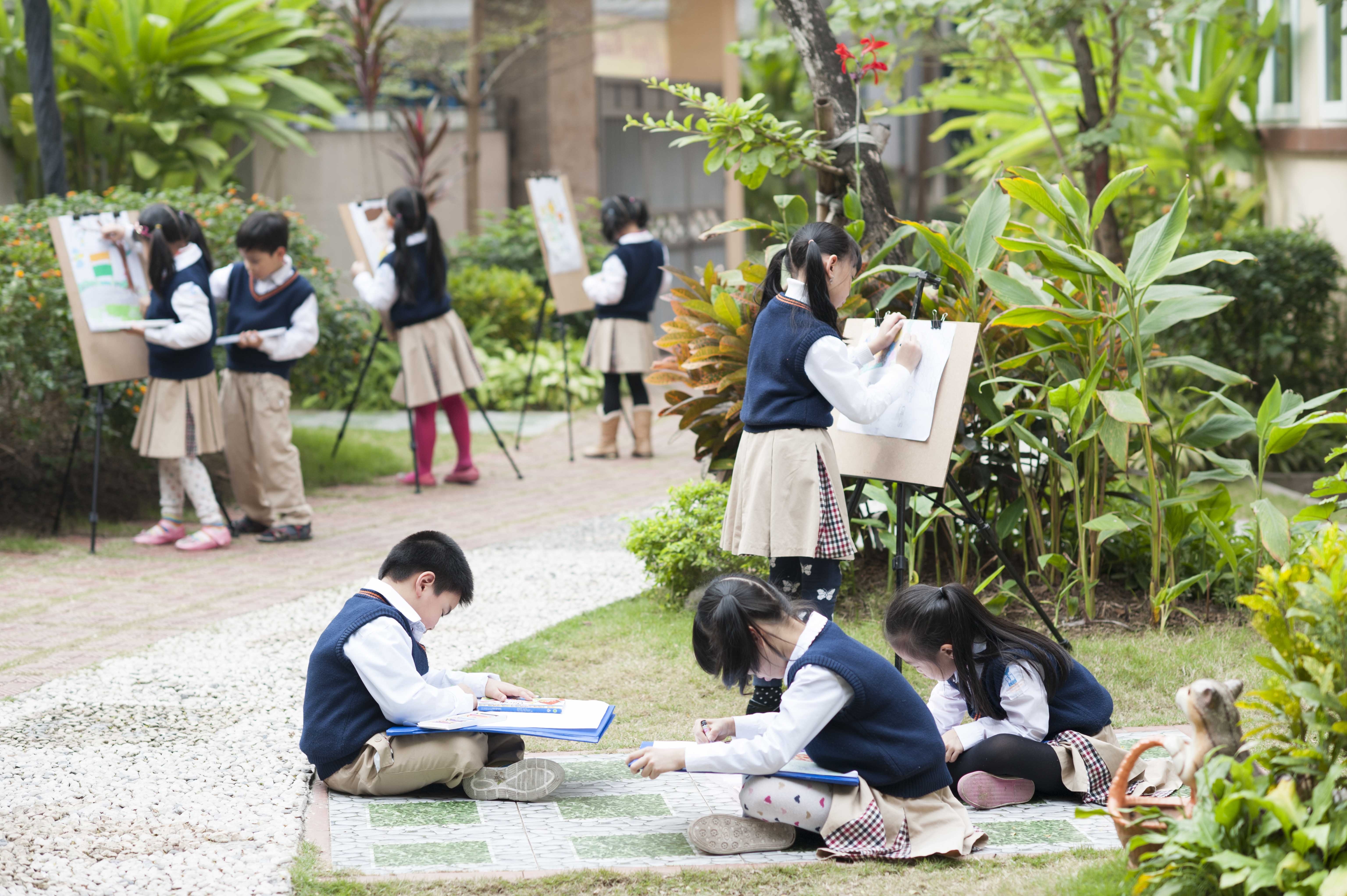 Trong một tiết học hội họa tại trường.