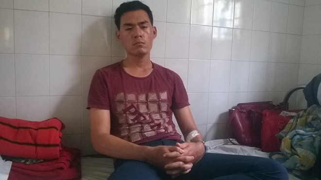 Anh Đặng Anh Tuấn thẫn thờ trong bệnh viện sau khi không thể cứu được bạn gái mình trong vụ tự tửtrên cầu Đồng Nai (TP.Biên Hòa). Ảnh: Như Quỳnh.