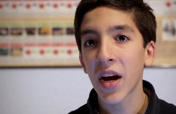 Santiago Gonzalez (16 tuổi)nhận biết bảng chữ cái năm 2 tuổi, học phép trừ năm 4 tuổi và trở thành sinh viên toàn thời gian năm 12 tuổi. Mỗi ngày cậu đều dậy từ 5:30 để lập trình ứng dụng iPhone, iPad và đã “bỏ túi” 15 sản phẩm. Cậu có mục tiêu trởi thành nhân viên của Apple.