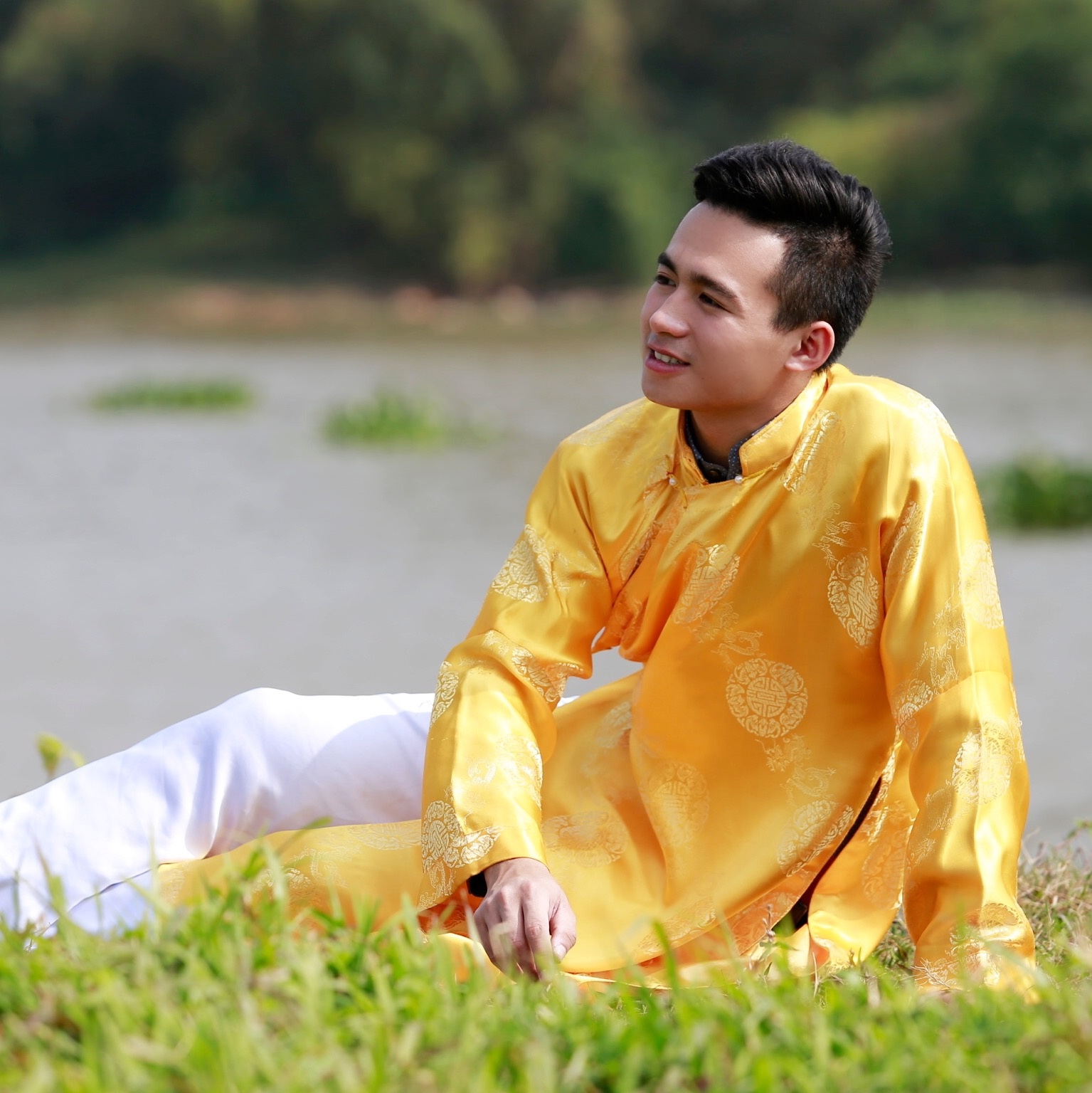 Hiếu vui vẻ nhớ lại kỷ niệm tuổi thơ: “Vào ngày đầu tiên của năm mới khi học lớp 2, mình được bố mẹ đưa về quê diện quần áo đẹp nhưng bị ngã xuống mương lầy lội, phải tắm trong bùn. Hôm đó mình ở nhà và không đi đâu vì đã mất bộ quần áo đẹp”.