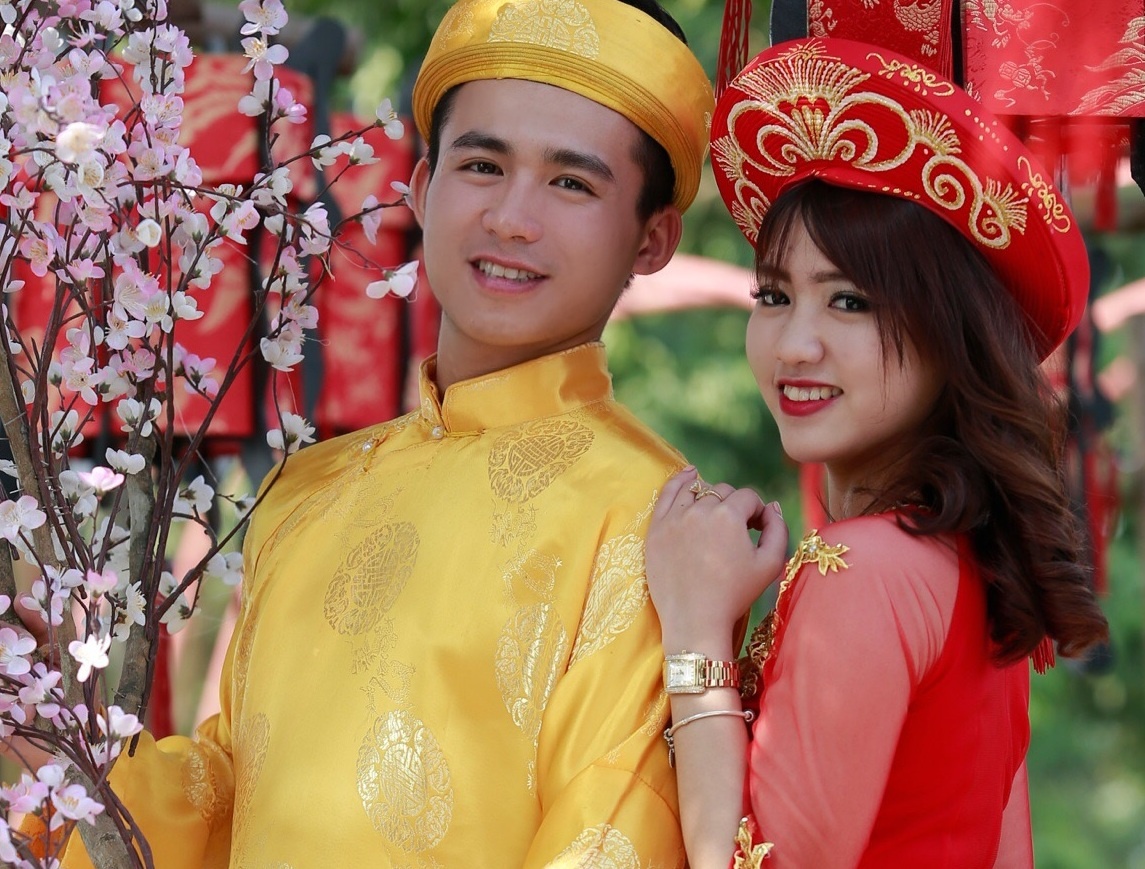 Hot boy canh sat dien ao the, khan dong du xuan hinh anh