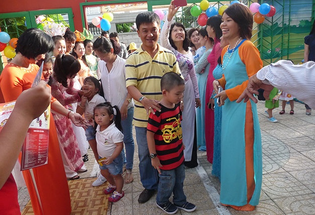 Khi con khong chiu tro lai truong hinh anh