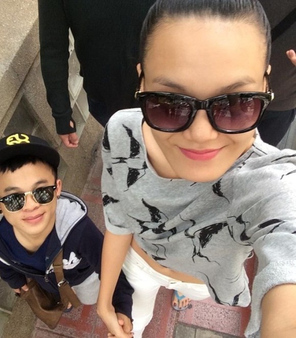 Nhưng trong chuyện tình yêu đũa lệch này, Tiến là người hay suy nghĩ, nhiều tâm sự:  “Mình hay nói với Thảo, tại sao những đôi khác nam có thể chở nữ đi chơi, còn mình đợi người yêu qua đón. Mình thương cô ấy vất vả. Tại sao người ta yêu nhau được ủng hộ còn mình lại bị dòm ngó”.