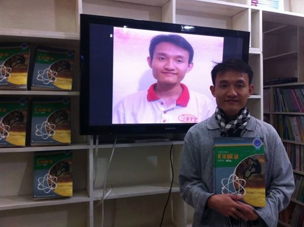 Đình Quang với cuốn sách gây sốt.